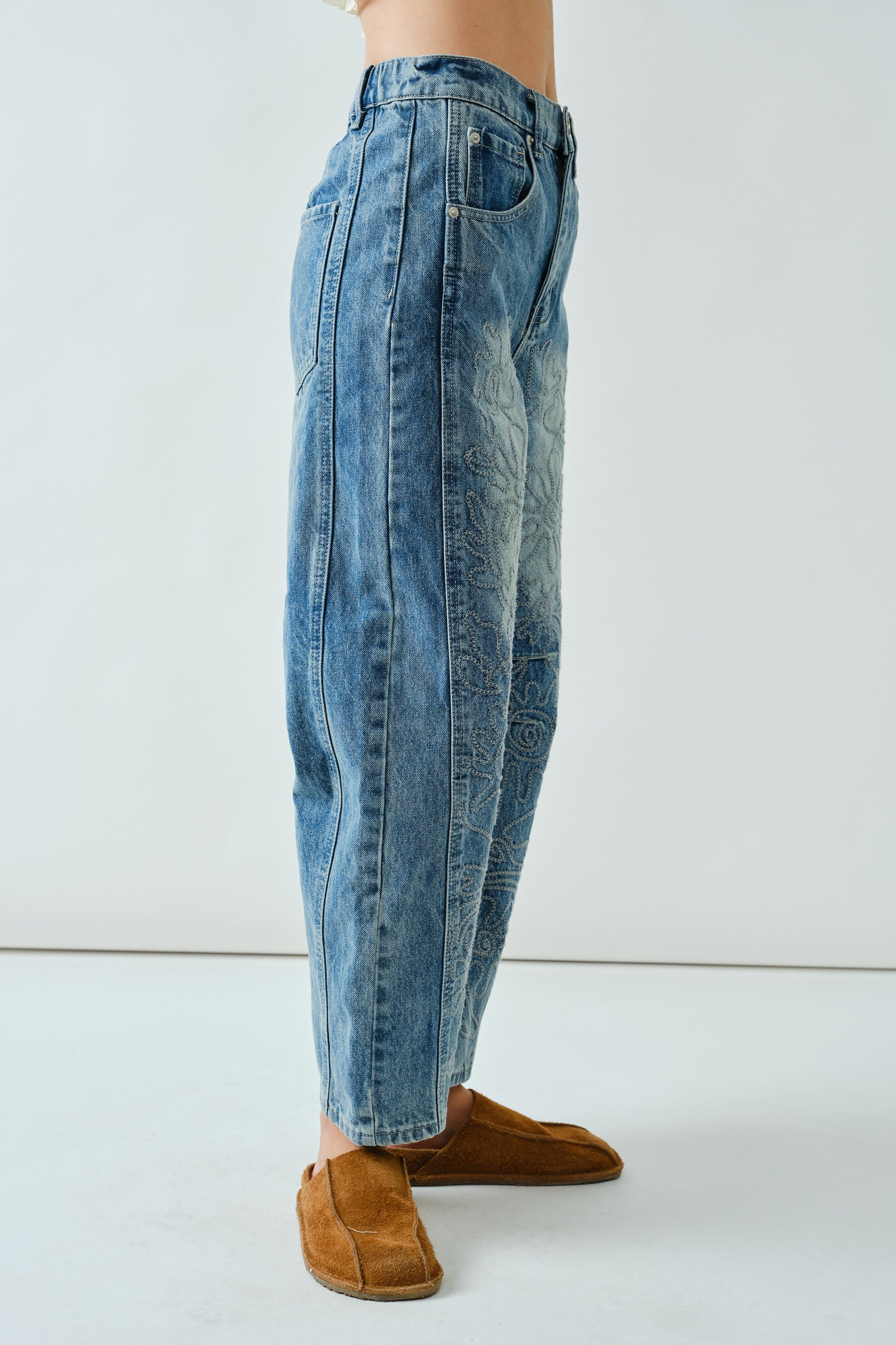 Embroidered Detail Barrel Jeans