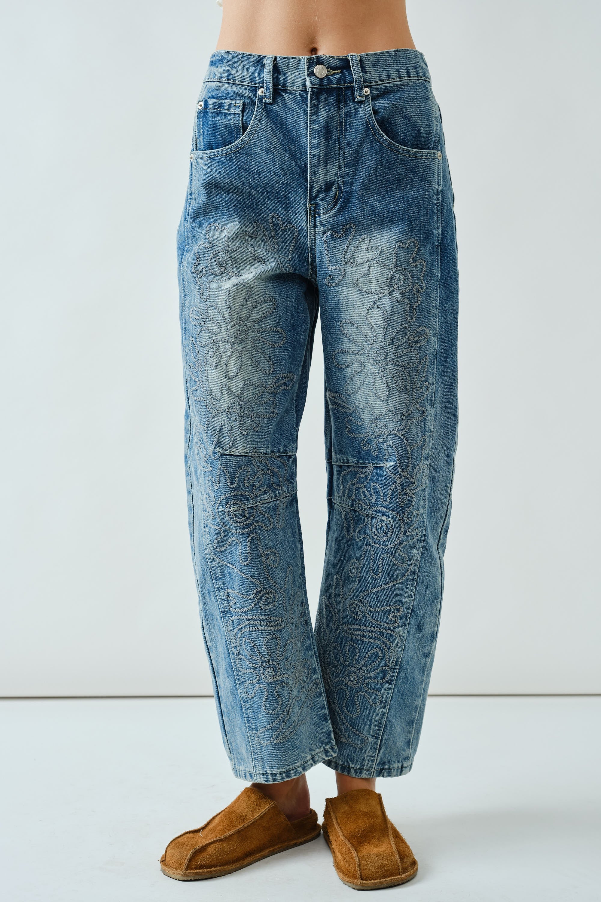 Embroidered Detail Barrel Jeans